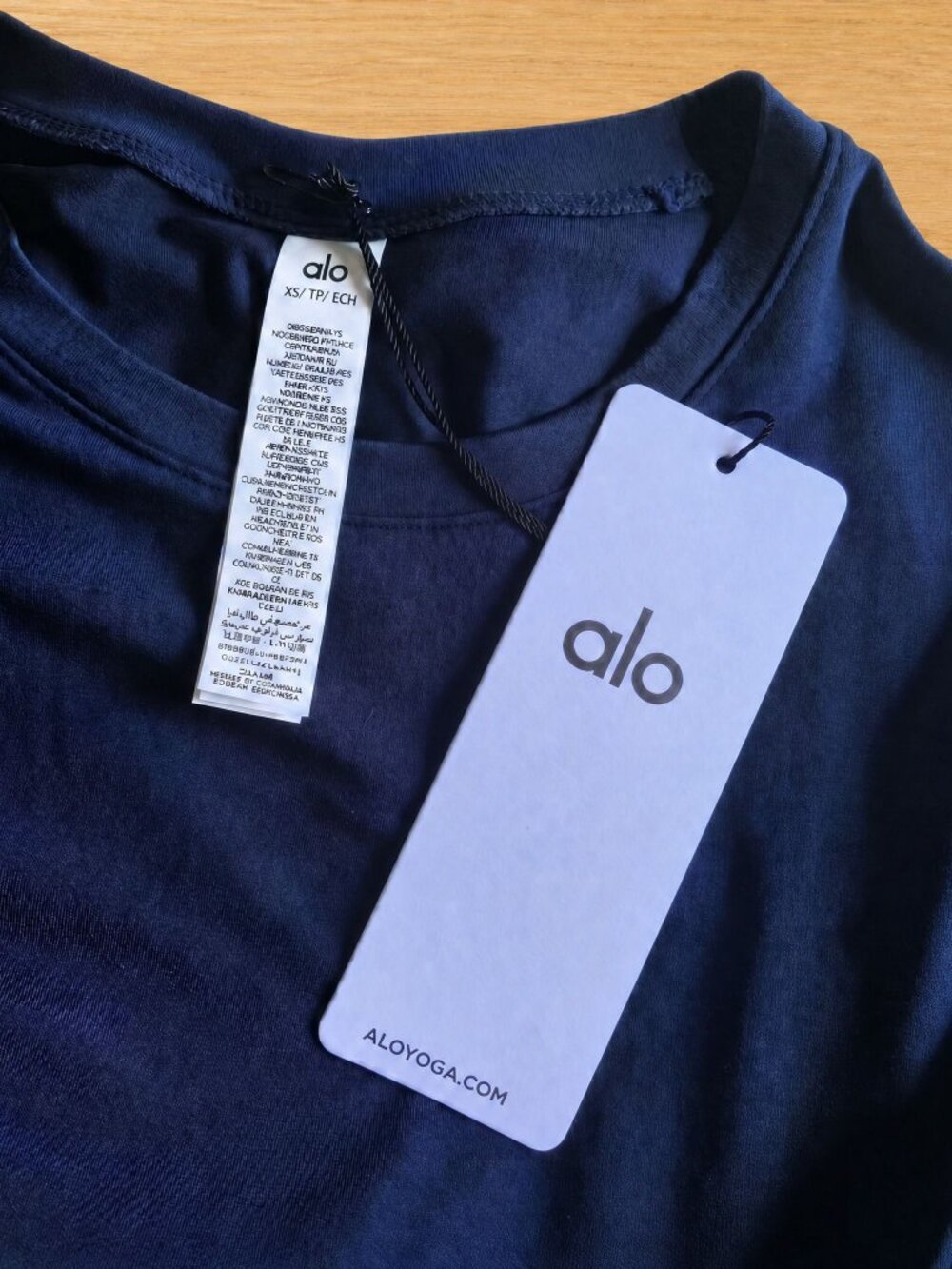 Size XS - Alo Yoga Alosoft Navy Blue Crop Finesse Short Sleeve - Picture 2 of 3